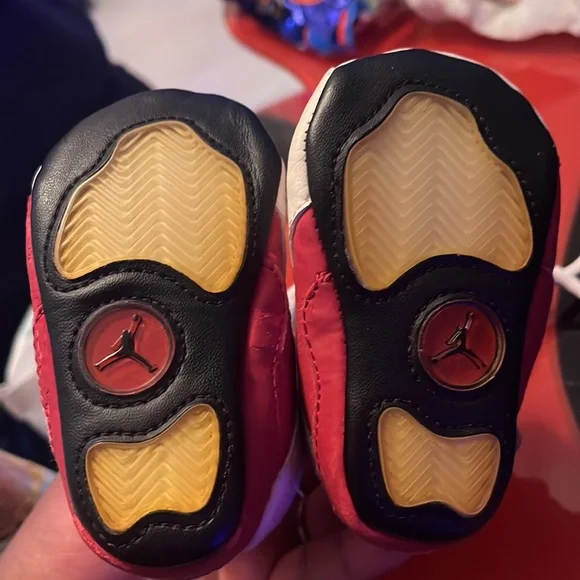 Red and white baby shoes Left side red color is peeling as shown in the pictures - Picture 6 of 7